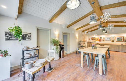 8 Mi to Lake Michigan Creative Retreat with Deck! - Foto 19