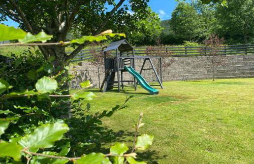 Rostrevor Valley 6-Br Sleeps 20 w Hot Tub & View - Photo 2