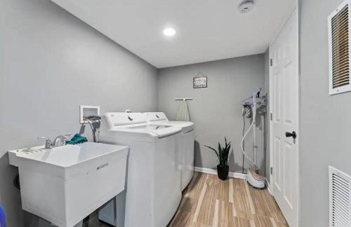 Newly remodeled Near Lake 4BR Hot Tub Navy Family home - Foto 12