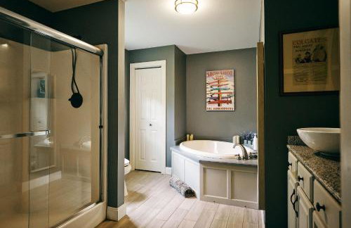 Bear House Catskills Cabin- Private Pool, Pond, Hot Tub, Dog-Friendly Sleeps 9 Adults - Foto 8