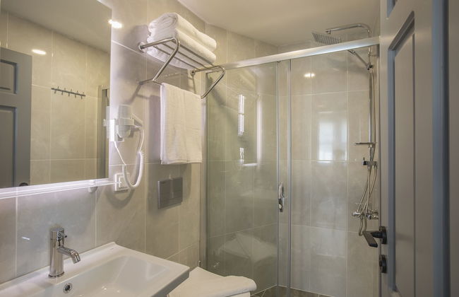 Comfort Suites - Photo 18