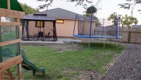 Private Home - Playground, Jumping Mat, BBQ, Darts, Firepit, Gazebo, 4 Smart TVs, White Cotton Bedding, - The Redwood Cul-De Sac Beach Retreat - Foto 4