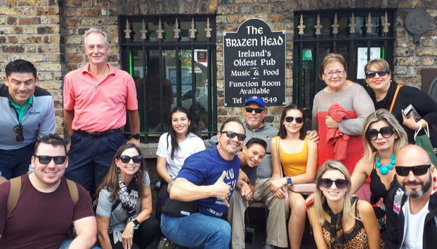 Foto de grupo em frente ao The Brazen Head