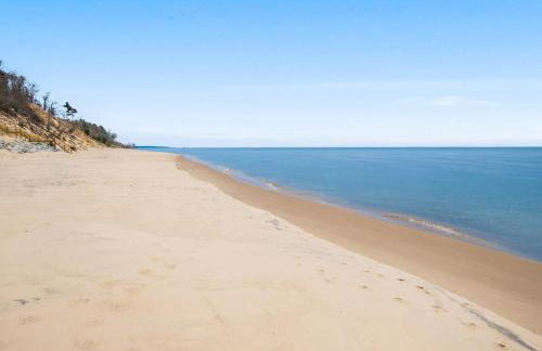 Gorgeous Beach! Lakefront with large Wooden Deck - Foto 2