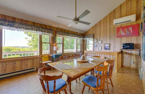 Deck with Water View Coastal Escape Near P-Town! - Foto 4