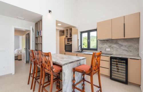 Green & Blue Five Bedroom Villa with Private Pool and Complete Privacy - Photo 25