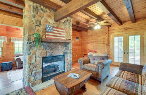 Peaceful Raphine Cottage with Deck and Fireplace! - Foto 4