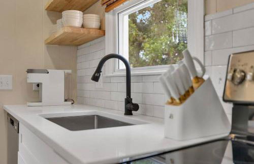 Coastal 3BD Bungalow One Block from Scenic Walkway - Foto 20