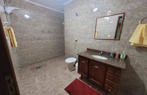 Casa com dois quartos,dois banheiros,sendo um, uma suíte,sala de estar cozinha e garagem - Foto 20