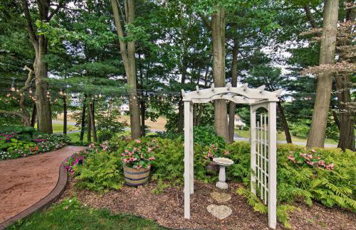 Charming Apartment with Yard and Beautiful Gardens! - Foto 26