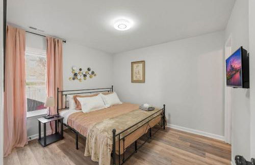 Renovated bungalow in DT Raleigh w firepit & king bed - Foto 8