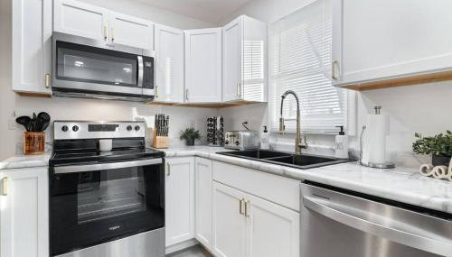 Urban Oasis Cozy Home Near Downtown with Game Room and Firepit - Foto 3