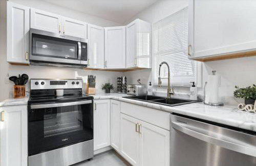 Urban Oasis Cozy Home Near Downtown with Game Room and Firepit - Foto 3