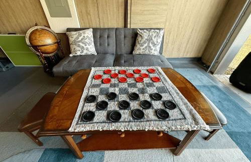 Modern 4BR Home with Wi-Fi & Garage Games - Foto 9