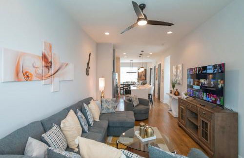 Luxury Townhome Skyline Views Mins To DT - Foto 8