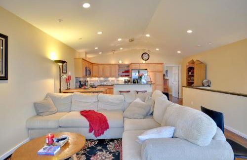 Waterfront Oregon Abode with Balcony and Ocean Views! - Foto 8