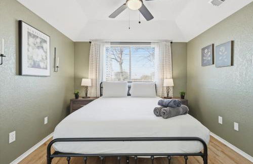 1BD 1BA Stylish Arlington Home w Backyard - Foto 4