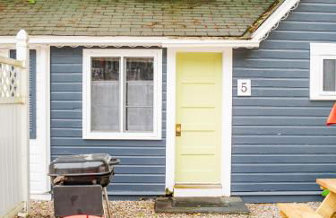 Cottage 5-6 - 2 Bedroom 1 Bath End Unit with Kitchenette Private Courtyard Pet Friendly fee applies - Photo 17