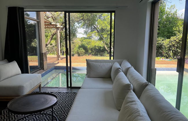 Bryanston Luxurious 4-Bed Villa - Photo 12