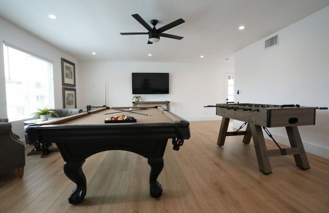 Coming Mid-April 2023! Beautifully upgraded two-story home with backyard oasis - Foto 49