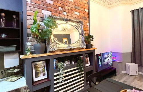 AdeamStays provides Beautiful centrally located 1 and 2 bed apartments on Liverpools Boulevard - Foto 6