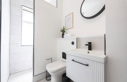 Stylish 2 Bedroom Flat Near Leeds Centre with Free Parking, Ideal for Contractors & Long Stays - NordStay - Foto 17