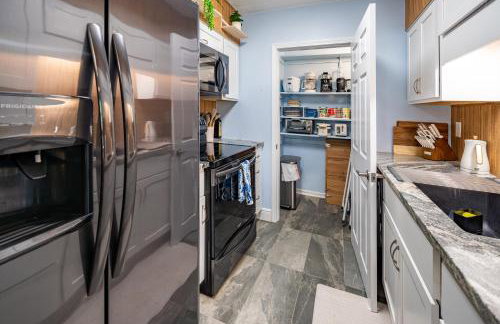 Calm Waterside Condo - Views, Pool & Family Fun - Foto 14