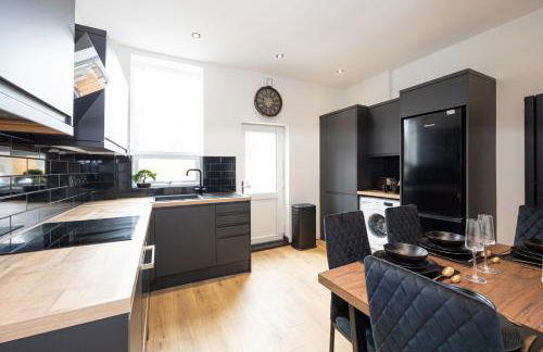 Midnight Manor Cinema Room, Fast WiFi, Ideal for Short & Long Stays - Foto 8