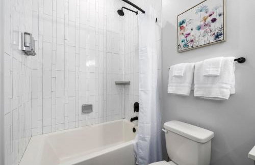 Luxury Apartment with Pool, Restaurants, Shopping) - Photo 32