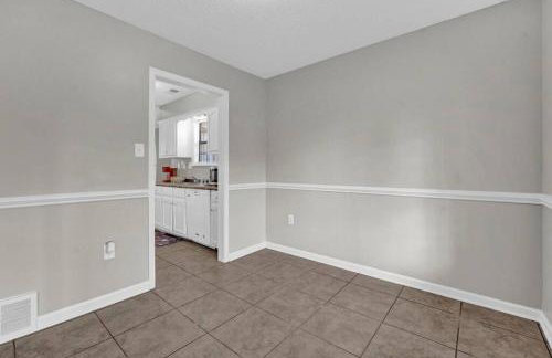 Glamorous 3BR 2BA house w/ large fenced backyard - Foto 16