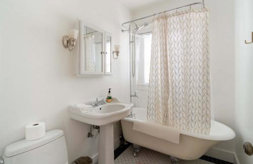 The Bohemian Spirit - Live Music, Eateries & Bars - Foto 15