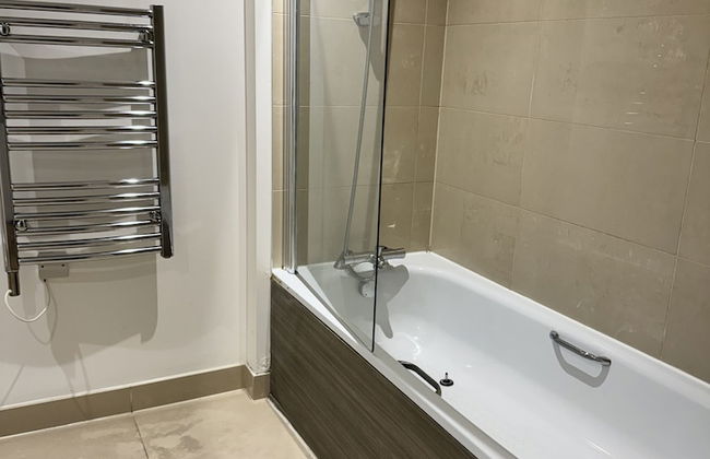 STUNNING 2 BED APARTMENT WITH PARKING - Foto 37