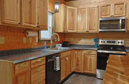 Rustic Modern Cabin with Hot Tub near rafting and Great Smokey Mountains - Foto 15