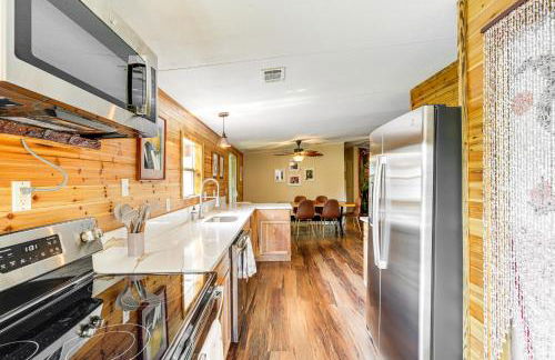 Sleep With Sloths and Lemurs! Modern Webster Home - Foto 10