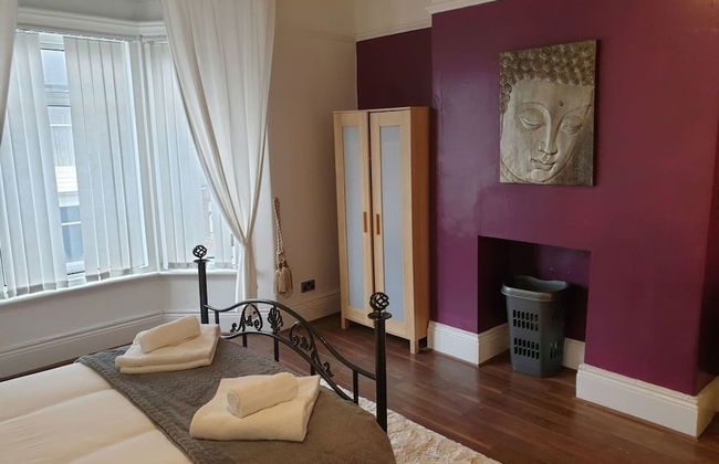 South Shield's Hidden Gem Garnet 3 Bedroom Apartme - Photo 3