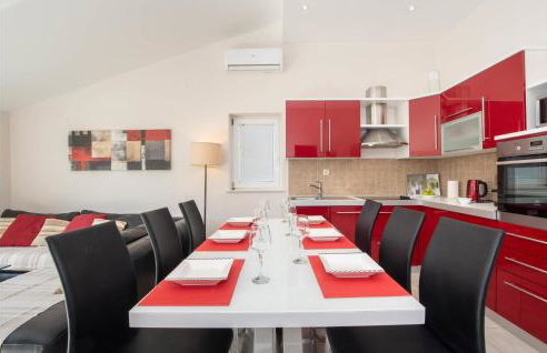 Three-Bedroom Apartment In Ostrvica - Photo 31