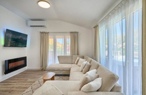 Luxury Mountain View Escape with Private Jacuzzi Split area - Photo 11