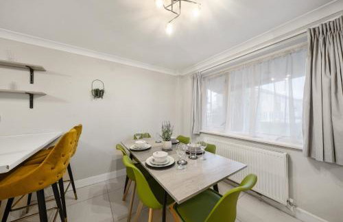 Long-short-stay Medway home with parking, WiFi &pool table - Foto 9