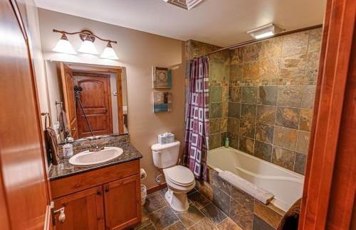 Large Studio Condo with Full Kitchen, Ski, Bike, Beautiful Balcony Views Hottub Fireplace - Foto 22