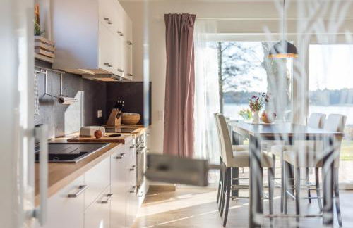 5 Sterne Ferienhaus direkt am See mit Sauna-Kamin-Garten - Foto 2