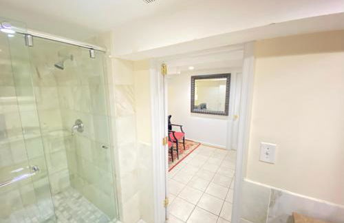 COMFY Basement Home 2 Bdrm1Den 3Queen Beds - Foto 15