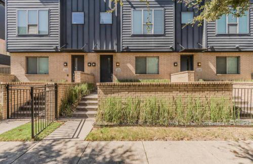 Stunning Townhome Near Uptown - Photo 30