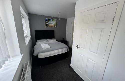 Modern 3- Bed Holiday Home - Private Parking Sleeps 10- 2 Min M62 - Foto 19