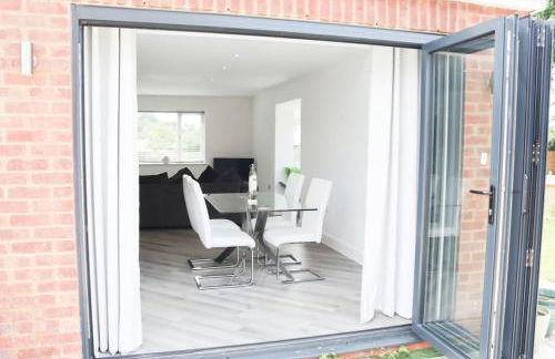 Spacious 2 Bedroom Home Next To Queen Victoria Hospital - Photo 16