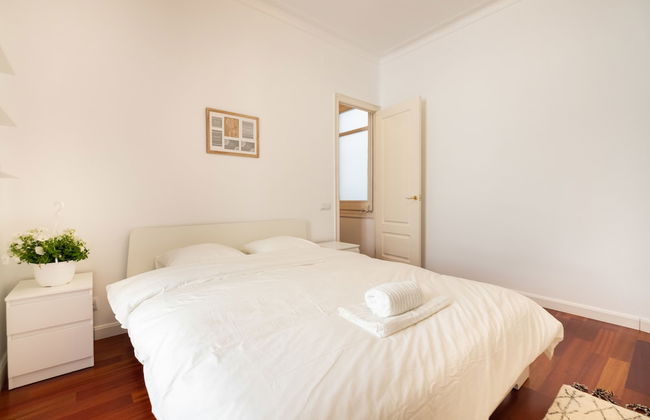 Stunning 4BR Apart in Sagrada Familia - Photo 1