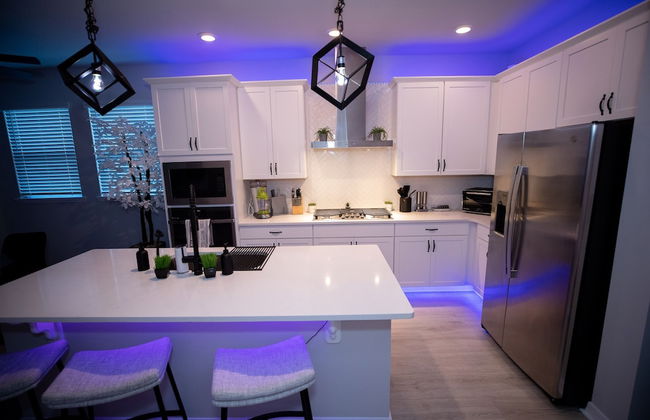 Brand New Modern Pet Friendly Zen Home W/ Private Home Theater & Hot Tub! 2 Bedroom Home by RedAwning - Photo 14