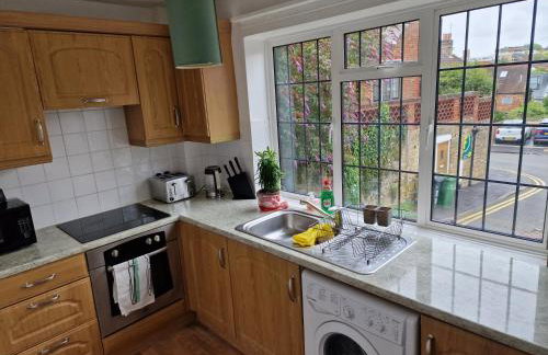 Millmead Apartment in central Guildford with parking - Photo 19