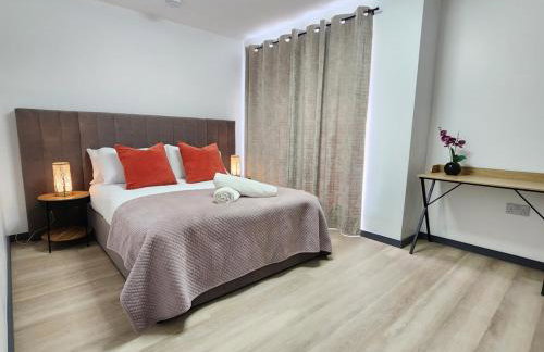 Elegant 2-Bed Apartment with AC, Sleeps 6, Free Parking, Netflix, WiFi, New build - Photo 28