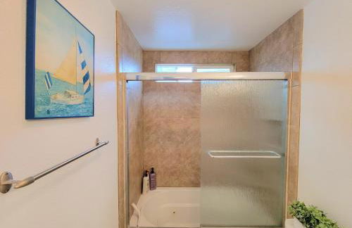 Luv Oceanside Views-1 House to Beach, Boardwalk and Waves-Spacious Rooftop Sun Deck-Plus King Beds too! - Foto 30