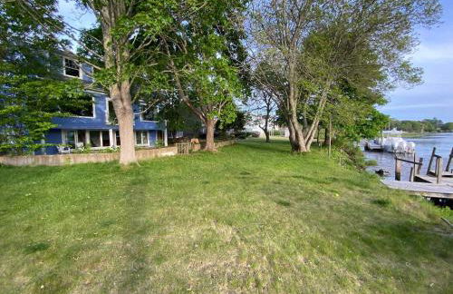 Waterfront Retreat with Private Dock and Fire Pit, Sleeps 8, Outdoor Dining, Spa-Style Primary, Gourmet Kitchen with Dual Dishwashers, Gas Fireplace, River Views, Bright Open Layout, Central AC, Perfect Coastal Escape for Families, 24 Hr Hospitality - Foto 74